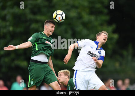 Brema, Deutschland. 02Aug, 2017. Kai Buelow (KSC) im Zweikampf mit Dominic Vollmer (Werder Brema 2). GES/ Fussball/ 3. Liga: SV Werder Bremen 2 - Karlsruher SC, 02.08.2017 -- calcio/ Soccer 3° Divisione: SV Werder Bremen 2 vs Karlsruher SC, Brema, 02 agosto 2017 -- | Verwendung weltweit Credito: dpa/Alamy Live News Foto Stock