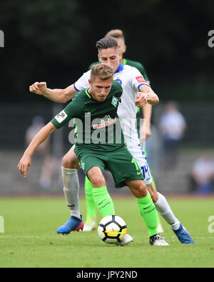 Brema, Deutschland. 02Aug, 2017. Levent Aycicek (Werder Brema 2) im Zweikampf mit Alexander Siebeck (KSC). GES/ Fussball/ 3. Liga: SV Werder Bremen 2 - Karlsruher SC, 02.08.2017 -- calcio/ Soccer 3° Divisione: SV Werder Bremen 2 vs Karlsruher SC, Brema, 02 agosto 2017 -- | Verwendung weltweit Credito: dpa/Alamy Live News Foto Stock