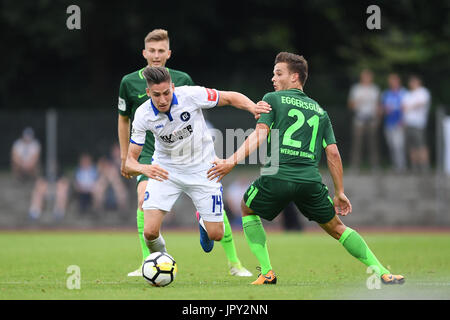 Brema, Deutschland. 02Aug, 2017. Alexander Siebeck (KSC) im Zweikampf mit Philipp Eggersgluess (Werder Brema 2). GES/ Fussball/ 3. Liga: SV Werder Bremen 2 - Karlsruher SC, 02.08.2017 -- calcio/ Soccer 3° Divisione: SV Werder Bremen 2 vs Karlsruher SC, Brema, 02 agosto 2017 -- | Verwendung weltweit Credito: dpa/Alamy Live News Foto Stock