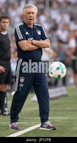 Monaco di Baviera, Germania. 2 agosto, 2017. Monaco di Baviera manager Carlo Ancelotti segue la Audi Cup SSC Napoli vs Bayern Monaco di Baviera match nello stadio Allianz Arena di Monaco di Baviera, Germania, il 2 agosto, 2017. Foto: Sven Hoppe/dpa/Alamy Live News Foto Stock