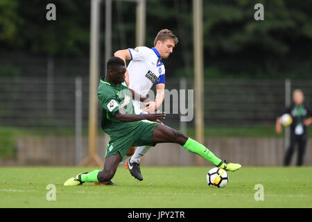 Brema, Germania. 02nd ago 2017. Kai Buelow (KSC) im Zweikampf mit Idrissa Toure (Werder Bremen 2). GES/ Fussball/ 3. Liga: SV Werder Bremen 2 - Karlsruher SC, 02.08.2017 -- Calcio / Calcio 3rd Divisione: SV Werder Bremen 2 vs Karlsruher SC, Brema, 02 agosto 2017 -- | Verwendung weltweet Credit: dpa/Alamy Live News Foto Stock