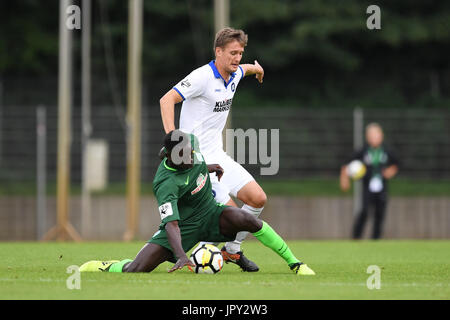 Brema, Germania. 02nd ago, 2017. / Kai Buelow (KSC) im Zweikampf mit Idrissa Toure (Werder Bremen 2). GES/ Fussball/ 3. Liga: SV Werder Bremen 2 - Karlsruher SC, 02.08.2017 -- Calcio/ Calcio 3rd Divisione: SV Werder Bremen 2 vs Karlsruher SC, Bremen, 02 Agosto 2017 -- | Verwendung weltweit Credit: dpa/Alamy Live News Foto Stock