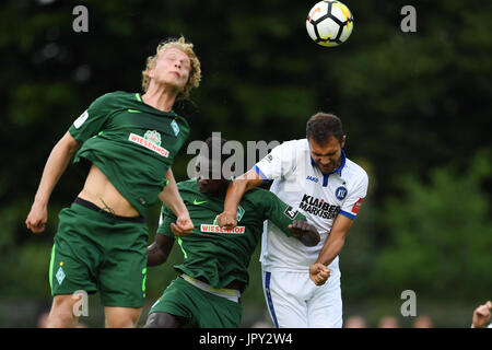 Brema, Deutschland. 02Aug, 2017. Daniel Gordon (KSC) im Zweikampf mit Idrissa Toure (Werder Brema 2). GES/ Fussball/ 3. Liga: SV Werder Bremen 2 - Karlsruher SC, 02.08.2017 -- calcio/ Soccer 3° Divisione: SV Werder Bremen 2 vs Karlsruher SC, Brema, 02 agosto 2017 -- | Verwendung weltweit Credito: dpa/Alamy Live News Foto Stock