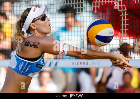 Round di eliminazione 32 match tra Barbora HERMANNOVA, Marketa SLUKOVA (CZE) e Agata BEDNARCZUK RIPPEL, Eduarda SANTOS LISBOA (BRA) in corrispondenza della FIVB Beach Volley ai Campionati Mondiali di Vienna. Foto Stock