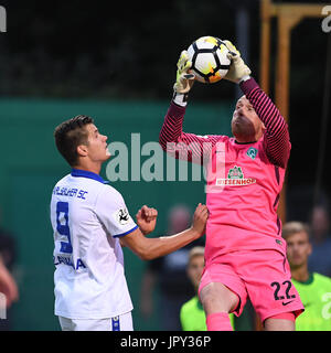 Oskar Zawada (KSC) im Zweikampf mit Torwart Tobias Duffner (Werder Brema 2). GES/ Fussball/ 3. Liga: SV Werder Bremen 2 - Karlsruher SC, 02.08.2017 -- calcio/ Soccer 3° Divisione: SV Werder Bremen 2 vs Karlsruher SC, Brema, 02 agosto 2017 -- | Verwendung weltweit Foto Stock