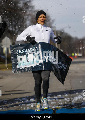 Moline, Iowa, USA. 1a gen, 2017. Gricelda Perez attraversa la linea del traguardo come primo finisher femmina della risoluzione eseguire 5K di Moline, domenica 1 gennaio 2017. La prima risoluzione eseguire 5k hanno beneficiato YouthHope iniziando e terminando a Moline YouthHope Center. La gara si sperava di aiutare la gente a kick off il nuovo anno in un sano e attivo e aveva 220 corridori partecipano. Credito: Andy Abeyta/Quad-City volte/ZUMA filo/Alamy Live News Foto Stock