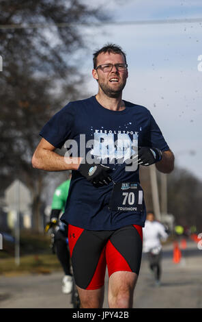 Moline, Iowa, USA. 1a gen, 2017. Darryl Knoles corre verso il traguardo della risoluzione eseguire 5K di Moline, domenica 1 gennaio 2017. La prima risoluzione eseguire 5k hanno beneficiato YouthHope iniziando e terminando a Moline YouthHope Center. La gara si sperava di aiutare la gente a kick off il nuovo anno in un sano e attivo e aveva 220 corridori partecipano. Credito: Andy Abeyta/Quad-City volte/ZUMA filo/Alamy Live News Foto Stock