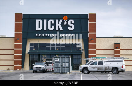 Davenport, Iowa, USA. Xii gen, 2017. La vetrina di Dick's Sporting Goods è visto in costruzione a Davenport giovedì, 12 gennaio 2017. La posizione è un nuovo concetto che avrà di Dick Sporting Goods, Field & Stream e Golf Galaxy memorizza tutti sotto lo stesso tetto. Si prevede di aprire nella primavera del 2017 ed è ora di affitto. Credito: Andy Abeyta/Quad-City volte/ZUMA filo/Alamy Live News Foto Stock