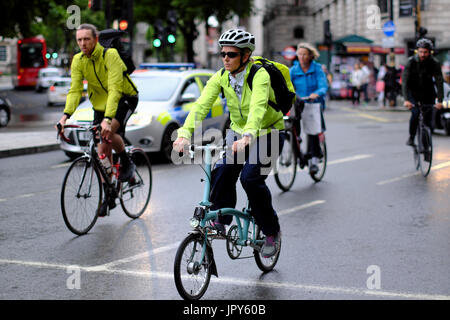 I " commuters " Escursioni in bicicletta in condizioni di bagnato in Londra, Regno Unito Foto Stock