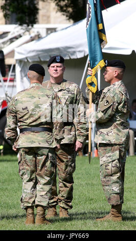 Isola di roccia Arsenal, Iowa, USA. Xxv Luglio, 2017. Stati Uniti Esercito il supporto comando comandante in arrivo, il Mag. Gen. Duane Gamble, centro attende di ricevere la bandiera durante la modifica del comando cerimonia per la parata motivi sul Rock Island Arsenal Martedì, luglio 25, 2017. Credito: Kevin E. Schmidt/Quad-City volte/ZUMA filo/Alamy Live News Foto Stock