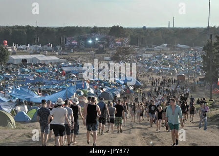 Kostrzyn nad Odra, Polonia. 02August, 2017. Una vista generale della XXIII edizione del Festival di Woodstock Polonia (premiato con musica internazionale Industry Award) un giorno prima della partenza ufficiale. Credito: Tomasz Wozny/Alamy Live News Foto Stock