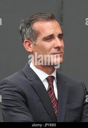 Universal City, CA. 02Aug, 2017. Eric Garcetti, a 'Will & Grace' inizio della produzione Kick Off evento e cerimonia del taglio del nastro in corrispondenza di Universal City Plaza In California il 02 agosto 2017. Credito: Fs/media/punzone Alamy Live News Foto Stock