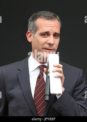 Universal City, CA. 02Aug, 2017. Eric Garcetti, a 'Will & Grace' inizio della produzione Kick Off evento e cerimonia del taglio del nastro in corrispondenza di Universal City Plaza In California il 02 agosto 2017. Credito: Fs/media/punzone Alamy Live News Foto Stock