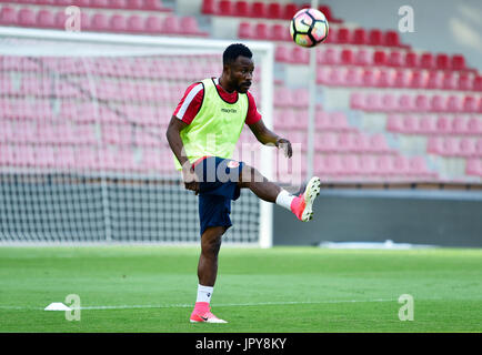 Praga, Repubblica Ceca. 02Aug, 2017. Giocatore di Crvena Zvezda Guelor Kanga partecipa a una sessione di formazione prima del terzo turno di qualificazione, European Football League AC Sparta Praha vs Stella Rossa Belgrado a Praga, Repubblica Ceca, 2 agosto 2017. Credito: Roman Vondrous/CTK foto/Alamy Live News Foto Stock