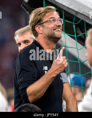 Monaco di Baviera, Germania. 1 agosto, 2017. Jurgen Klopp celebra la vittoria sul Bayern Monaco di Baviera durante la Audi Cup 2017 in stadio Allianz Arena di Monaco di Baviera, Germania, 1 agosto 2017. - Nessun filo servizio · Foto: Thomas Eisenhuth/dpa-Zentralbild/ZB/dpa/Alamy Live News Foto Stock