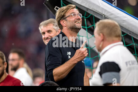 Monaco di Baviera, Germania. 1 agosto, 2017. Jurgen Klopp celebra la vittoria sul Bayern Monaco di Baviera durante la Audi Cup 2017 in stadio Allianz Arena di Monaco di Baviera, Germania, 1 agosto 2017. - Nessun filo servizio · Foto: Thomas Eisenhuth/dpa-Zentralbild/ZB/dpa/Alamy Live News Foto Stock