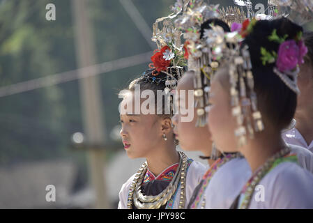 Cina. 2 agosto, 2017. Guizhou, Cina - 2 agosto (solo uso editoriale. Cina OUT).Dong persone celebrano l'annuale e tradizionale Festival Xinmi in Congjiang, a sud-ovest della Cina di Guizhou, agosto 2nd, 2017. Credito: SIPA Asia/ZUMA filo/Alamy Live News Foto Stock