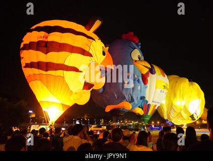 (170803) -- TAITUNG, 3 Agosto, 2017 (Xinhua) -- i palloni ad aria calda di varie forme sono visti durante un balloon festival in Taitung, a sud-est della Cina di Taiwan, 2 agosto 2017. (Xinhua/Zhou Mi) (Zx) Foto Stock