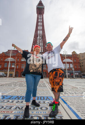 Blackpool, Lancashire, Regno Unito. Il 3 agosto, 2017. Johanna & Steve presso la ribellione festival più grande del mondo punk festival inizia come migliaia di punks arrivano a Blackpool per international festival punk. All'inizio di agosto, Blackpool Winter Gardens ospita una massiccia linea di punk band per la ventunesima edizione del Festival di ribellione. Esiste una frangia fest che costeggia il principale evento. Chiamato "a bordo" con una mostra d'arte, abbigliamento vintage e un dedicato Dr Martens stallo. Credito; MediaWorldImages/AlamyLiveNews. Foto Stock