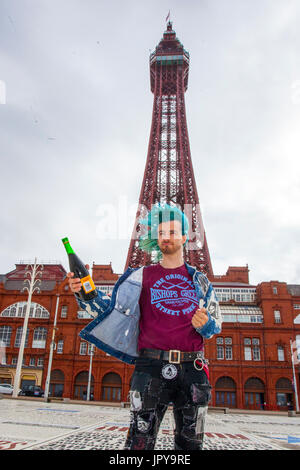 Blackpool, Lancashire, Regno Unito. Il 3 agosto, 2017. Jamie da Middlesbrough al Rebellion festival più grande del mondo punk festival inizia come migliaia di punks arrivano a Blackpool per international festival punk. All'inizio di agosto, Blackpool Winter Gardens ospita una massiccia linea di punk band per la ventunesima edizione del Festival di ribellione. Esiste una frangia fest che costeggia il principale evento. Chiamato "a bordo" con una mostra d'arte, abbigliamento vintage e un dedicato Dr Martens stallo. Credito; MediaWorldImages/AlamyLiveNews. Foto Stock