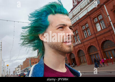 Blackpool, Lancashire, Regno Unito. Il 3 agosto, 2017. Jamie da Middlesbrough al Rebellion festival più grande del mondo punk festival inizia come migliaia di punks arrivano a Blackpool per international festival punk. All'inizio di agosto, Blackpool Winter Gardens ospita una massiccia linea di punk band per la ventunesima edizione del Festival di ribellione. Esiste una frangia fest che costeggia il principale evento. Chiamato "a bordo" con una mostra d'arte, abbigliamento vintage e un dedicato Dr Martens stallo. Credito; MediaWorldImages/AlamyLiveNews. Foto Stock