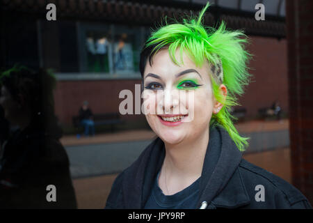 Blackpool, Lancashire, Regno Unito. Il 3 agosto, 2017. A Marie la ribellione festival più grande del mondo punk festival inizia come migliaia di punks arrivano a Blackpool per international festival punk. All'inizio di agosto, Blackpool Winter Gardens ospita una massiccia linea di punk band per la ventunesima edizione del Festival di ribellione. Esiste una frangia fest che costeggia il principale evento. Chiamato "a bordo" con una mostra d'arte, abbigliamento vintage e un dedicato Dr Martens stallo. Credito; MediaWorldImages/AlamyLiveNews. Foto Stock