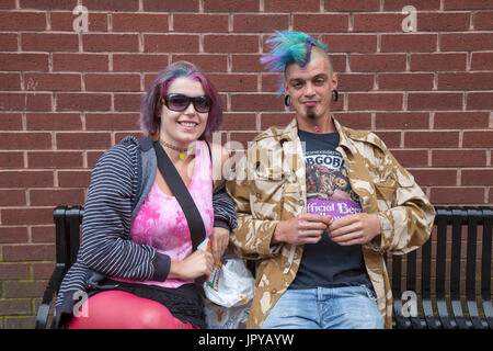 Blackpool, Lancashire, Regno Unito. Il 3 agosto, 2017. Rebellion festival più grande del mondo punk festival inizia come migliaia di punks arrivano a Blackpool per international festival punk. All'inizio di agosto, Blackpool Winter Gardens ospita una massiccia linea di punk band per la ventunesima edizione del Festival di ribellione. Esiste una frangia fest che costeggia il principale evento. Chiamato "a bordo" con una mostra d'arte, abbigliamento vintage e un dedicato Dr Martens stallo. Credito; MediaWorldImages/AlamyLiveNews. Foto Stock