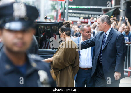 New York, Stati Uniti d'America. Il 3° agosto 2017. Actrice americano Halle Berry è visto arrivare su un programma televisivo nella zona di Times Square di New York questo giovedì, 03. Credito: Brasile Photo Press/Alamy Live News Foto Stock