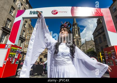 Edinburgh, Regno Unito. 03 Ago, 2017. Membri del cast di Shenzhen prima internazionale dei bambini Drama in Edinburgh Royal Mile di credito: ricca di Dyson/Alamy Live News Foto Stock