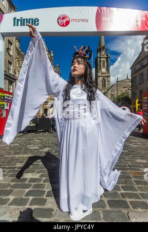 Edinburgh, Regno Unito. 03 Ago, 2017. Membri del cast di Shenzhen prima internazionale dei bambini Drama in Edinburgh Royal Mile di credito: ricca di Dyson/Alamy Live News Foto Stock