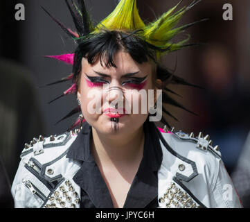 Blackpool, Lancashire, Regno Unito. Il 3° agosto 2017. Rebellion festival più grande del mondo punk festival inizia come migliaia di punks arrivano a Blackpool per international festival punk. All'inizio di agosto, Blackpool Winter Gardens ospita una massiccia linea di punk band per la ventunesima edizione del Festival di ribellione. Esiste una frangia fest che costeggia il principale evento. Chiamato "a bordo" con una mostra d'arte, abbigliamento vintage e un dedicato Dr Martens stallo. Credito; MediaWorldImages/AlamyLiveNews. Foto Stock