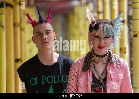 Blackpool, Lancashire, Regno Unito. Il 3° agosto 2017. Keira presso Rebellion festival più grande del mondo punk festival inizia come migliaia di punks arrivano a Blackpool per international festival punk. All'inizio di agosto, Blackpool Winter Gardens ospita una massiccia linea di punk band per la ventunesima edizione del Festival di ribellione. Esiste una frangia fest che costeggia il principale evento. Chiamato "a bordo" con una mostra d'arte, abbigliamento vintage e un dedicato Dr Martens stallo. Credito; MediaWorldImages/AlamyLiveNews. Foto Stock