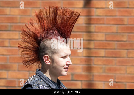 Un punk rock rebel ribellarci rebellion festival di Blackpool spike spiked mohicano pungenti mohawk acconciatura di capelli fuorilegge steampunk doc martens rock bilanciere Foto Stock