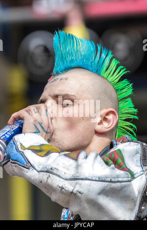 Un punk rock rebel ribellarci rebellion festival di Blackpool spike spiked mohicano pungenti mohawk acconciatura di capelli fuorilegge steampunk doc martens rock bilanciere Foto Stock