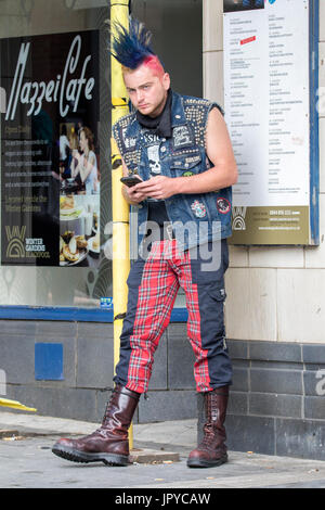 Un punk rock rebel ribellarci rebellion festival di Blackpool spike spiked mohicano pungenti mohawk acconciatura di capelli fuorilegge steampunk doc martens rock bilanciere Foto Stock