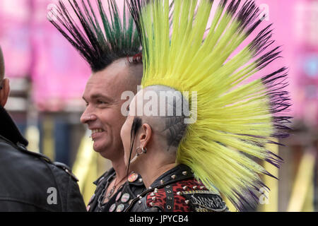 Un punk rock rebel ribellarci rebellion festival di Blackpool spike spiked mohicano pungenti mohawk acconciatura di capelli fuorilegge steampunk doc martens rock bilanciere Foto Stock