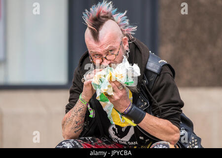 Un punk rock rebel ribellarci rebellion festival di Blackpool spike spiked mohicano pungenti mohawk acconciatura di capelli fuorilegge steampunk doc martens rock bilanciere Foto Stock