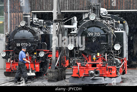 Oberwiesenthal, Germania. Il 3° agosto 2017. Due storici 99 713 locomotive in officina del treno a vapore la società in , 3 agosto 2017. La locomotiva in precedenza aveva trascorso dieci anni su un binario morto di proprietà di un museo prima di spendere un ulteriore 16 mesi sottoposti ad ispezione da parte di esperti. Il 33,5 ton locomotiva fu restaurata nel corso del 6500 ore di lavoro. Il treno sarà presentato il 12 e 13 agosto 2017 a celebrazioni che segnano il suo centoventesimo anniversario prima di riprendere il servizio sul Fichtelberg linea ferroviaria tra Cranzahl e Overwiesenthal. Credito: dpa picture alliance/Alamy Live News Foto Stock