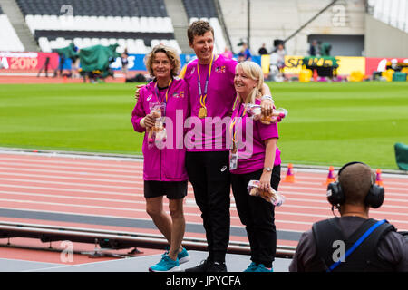 Londra, Regno Unito. 03 Ago, 2017. Londra, 03 agosto 2017. Volontari salire sul podio come prove sono detenute per la medaglia cerimonie precedendo la IAAF Campionati del Mondo Londra 2017 presso il London Stadium. Credito: Paolo Davey/Alamy Live News Foto Stock