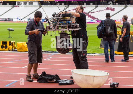 Londra, Regno Unito. 03 Ago, 2017. Londra, 03 agosto 2017. I tecnici di regolare un telecamera Antenna precedendo la IAAF Campionati del Mondo Londra 2017 presso il London Stadium. Credito: Paolo Davey/Alamy Live News Foto Stock