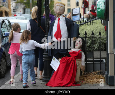 Durrow, Irlanda. Il 3 agosto 2017. Un Donald Trump themed spaventapasseri, intitolato "Lady e la Trump' si trova al di fuori di un locale prendendo parte al Durrow Spaventapasseri Festival che corre nel villaggio di Durrow, Co Laois, Irlanda, fino al 7 agosto ed è adesso al 8° anno. Credito : Laura Hutton/Alamy Live News. Foto Stock