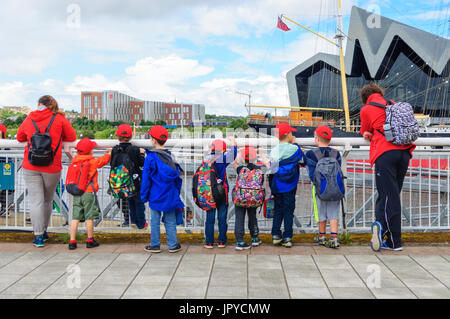Glasgow, Scotland, Regno Unito. Il 3 agosto, 2017. Regno Unito Meteo. I passeggeri in attesa sulle rive del fiume Clyde per la Govan traghetto per portarli attraverso il Riverside Museum e Tall Ship, Glenlee, su un luminoso giorno con intervalli di sole e frequenti acquazzoni Credito: Berretto Alamy/Live News Foto Stock