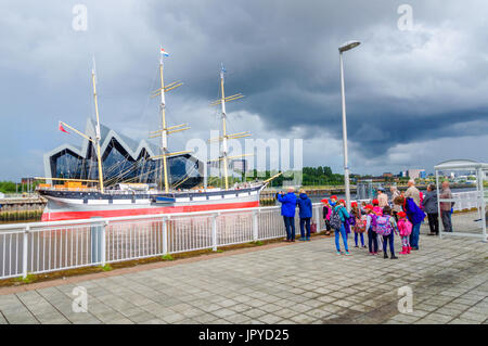 Glasgow, Scotland, Regno Unito. Il 3 agosto, 2017. Regno Unito Meteo. I passeggeri in attesa sulle rive del fiume Clyde per la Govan traghetto per portarli attraverso il Riverside Museum e Tall Ship, Glenlee, su un luminoso giorno con intervalli di sole e frequenti acquazzoni Credito: Berretto Alamy/Live News Foto Stock