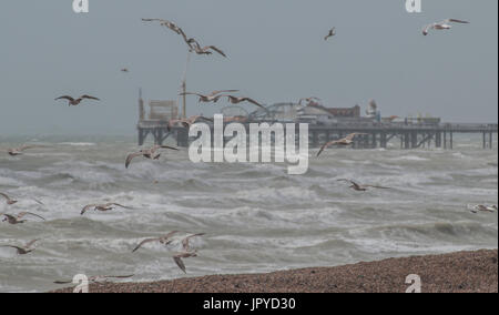 Brighton, East Sussex, Regno Unito. 3rd agosto 2017. Vento gusting su 40mph frusta il surf sulla costa sud. Foto Stock