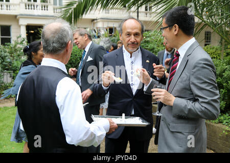 Londra, Regno Unito. 03 Ago, 2017. Bolivia il giorno di indipendenza, Agosto 6, è stata celebrata dall'Ambasciata boliviana nel Regno Unito in giardini Eaton, un paio di giorni di anticipo per ospitare funzioni di ambasciatori da tutti gli ambasciatori che hanno assistito.L'evento iniziato con inni nazionali di entrambi, in Bolivia e in Gran Bretagna e di un discorso di benvenuto di Sua Eccellenza il Signor Ambasciatore boliviano per il Regno Unito Roberto Calzaldilla, seguita da uno spettacolo di danza da parte dei gruppi Sumaj Pacha, Suris Sikuris e patrimonio boliviano Tobas Credito: Paolo Quezada-Neiman/Alamy Live News Foto Stock