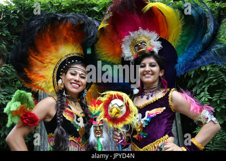 Londra, Regno Unito. 03 Ago, 2017. Bolivia il giorno di indipendenza, Agosto 6, è stata celebrata dall'Ambasciata boliviana nel Regno Unito in giardini Eaton, un paio di giorni di anticipo per ospitare funzioni di ambasciatori da tutti gli ambasciatori che hanno assistito.L'evento iniziato con inni nazionali di entrambi, in Bolivia e in Gran Bretagna e di un discorso di benvenuto di Sua Eccellenza il Signor Ambasciatore boliviano per il Regno Unito Roberto Calzaldilla, seguita da uno spettacolo di danza da parte dei gruppi Sumaj Pacha, Suris Sikuris e patrimonio boliviano Tobas Credito: Paolo Quezada-Neiman/Alamy Live News Foto Stock