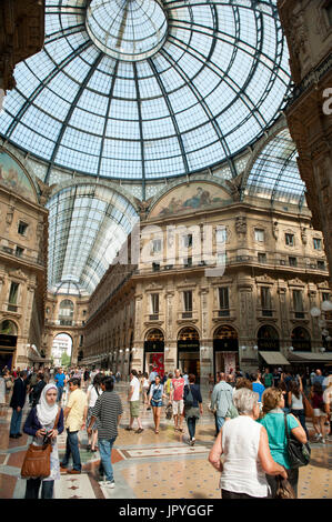 Vista interna della Galleria Vittorio Emanuele II, Milano, Italia Foto Stock