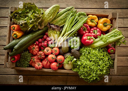 La vita ancora fresco, biologico sano raccolto vegetale varietà in cassa di legno Foto Stock