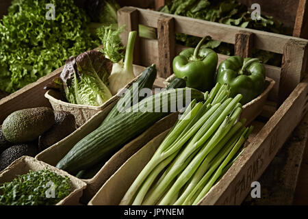 La vita ancora fresco, biologico sano, verdura verde varietà di raccolto in cassa di legno Foto Stock