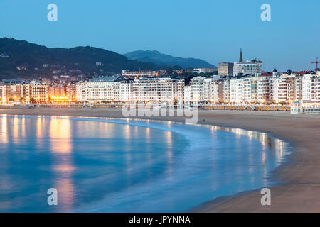 Waterfront edifici di San Sebastian illuminata di notte. Paesi Baschi, Spagna Foto Stock